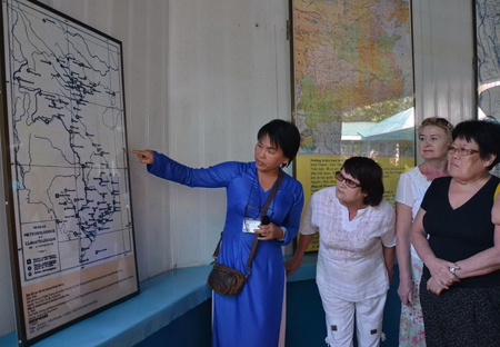 Hướng dẫn viên Trịnh Thị Thu Minh (bìa trái, Bảo tàng Hải dương học VN) giới thiệu với du khách nước ngoài về bộ bản đồ khẳng định chủ quyền của VN đối với hai quần đảo Hoàng Sa và Trường Sa
